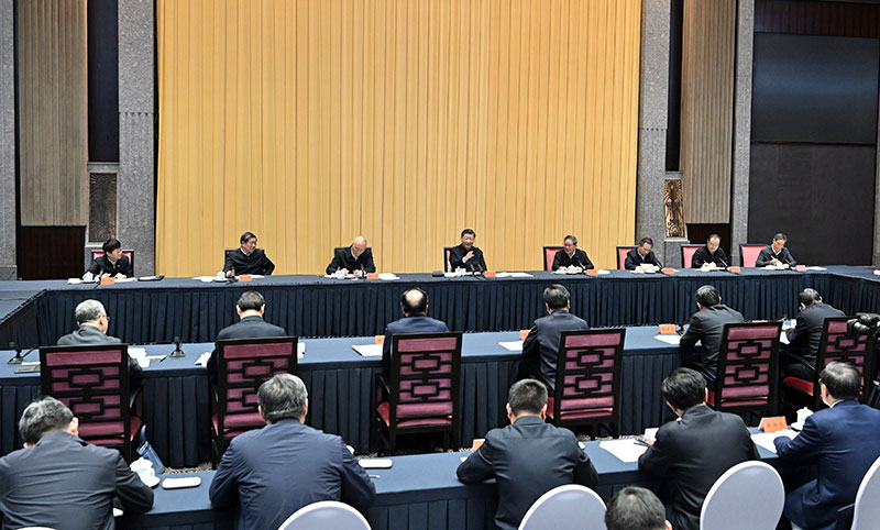 11月30日上午，中共中央总书记、国家主席、中央军委主席习近平在上海主持召开深入推进长三角一体化发展座谈会并发表重要讲话。