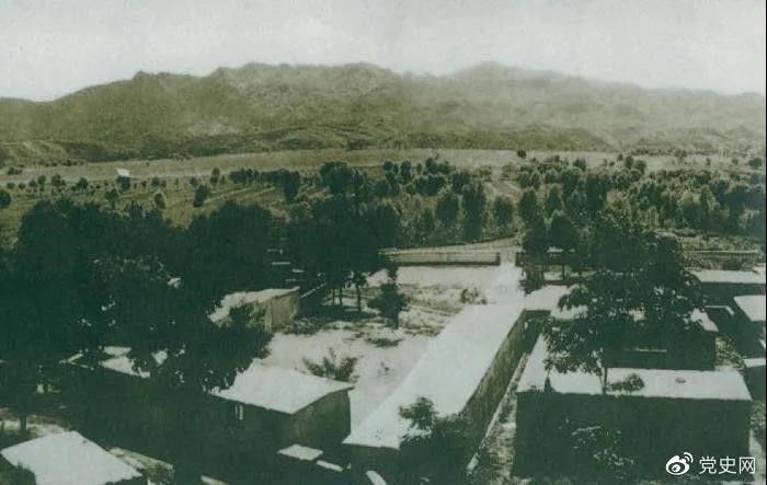 1948年5月，中共中央和人民解放军总部由陕北迁到河北平山县西柏坡。图为中央领导人办公处所俯瞰。